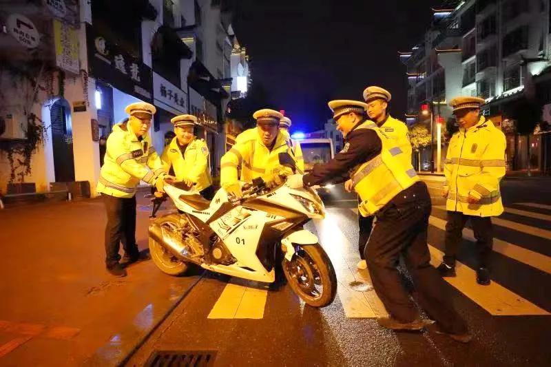 查获鬼火摩托车,鬼火摩托车深夜炸街特警