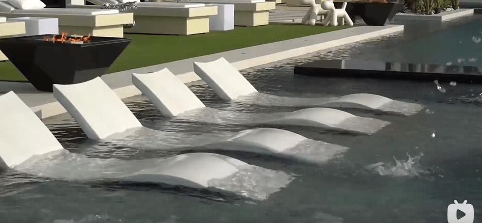 迪拜男子奋斗十年买下劳斯莱斯,迪拜小伙卖掉劳斯莱斯买法拉利