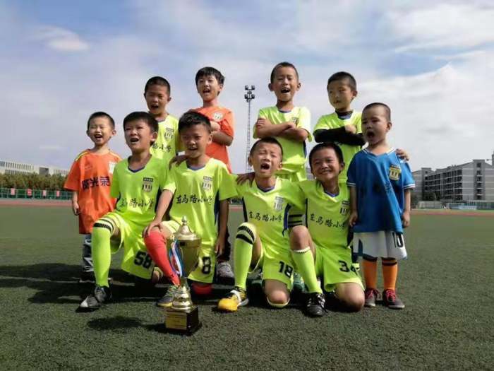 东马路小学排球队夺冠,石家庄市柏林南路小学足球队