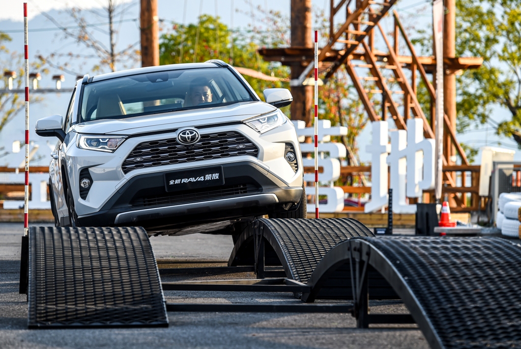 全新rav4荣放本田皓影,全新rav4荣放势不可挡惊艳登场