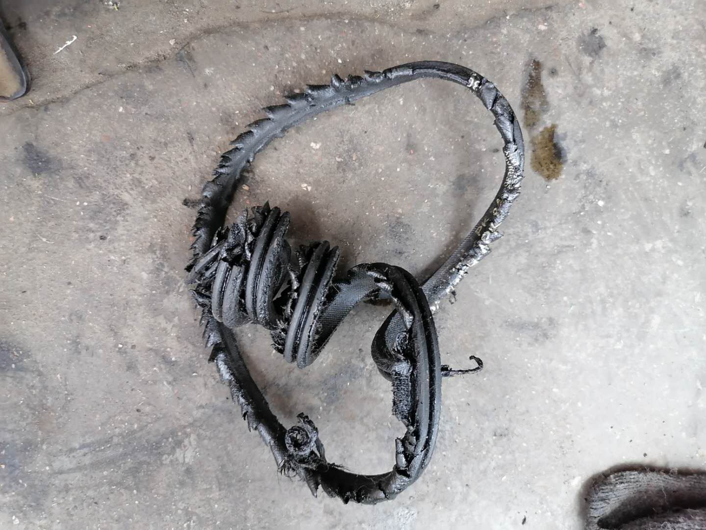 发动机漏油损伤皮带,发动机皮带断裂堵塞油底壳