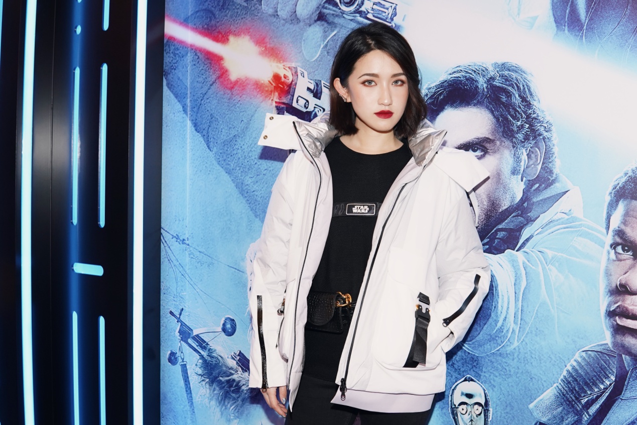 杨幂同款波司登羽绒服街拍,杨幂代言的波司登羽绒服的照片