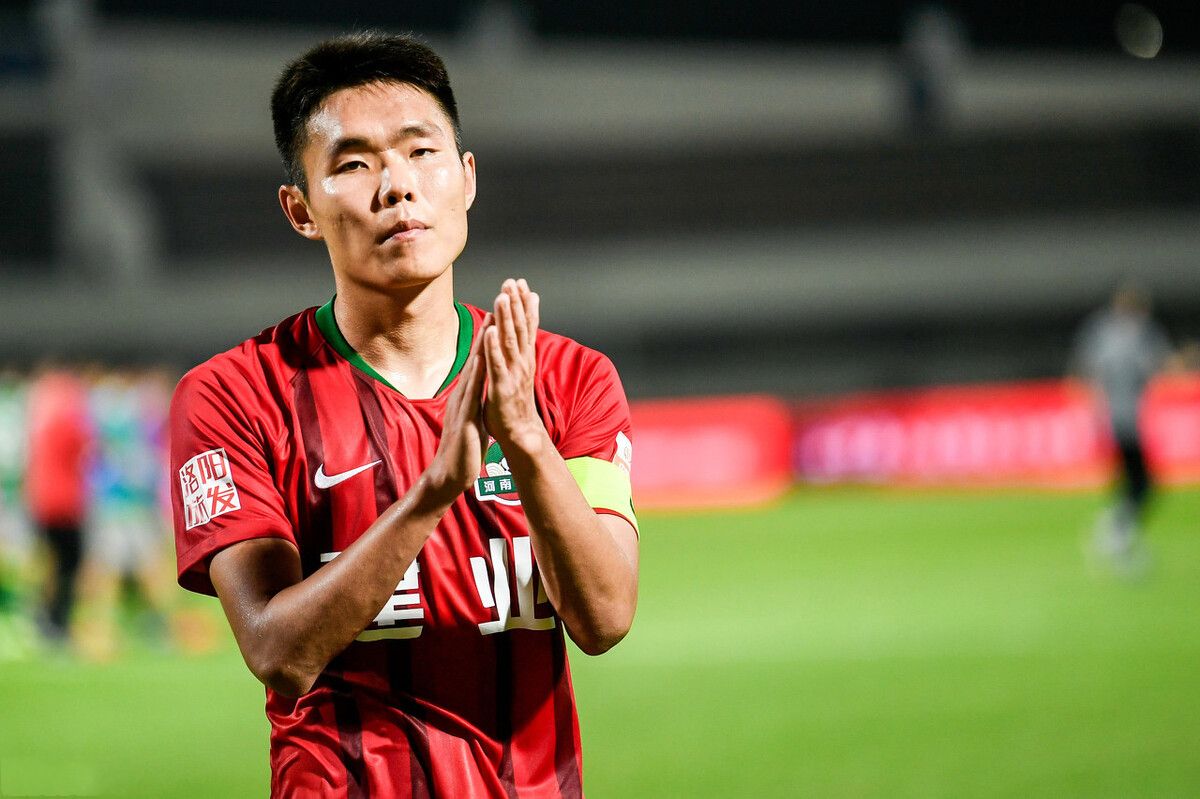 丢脸！广东1球队教练不满球员领红牌，冲进足球场锁喉主裁判