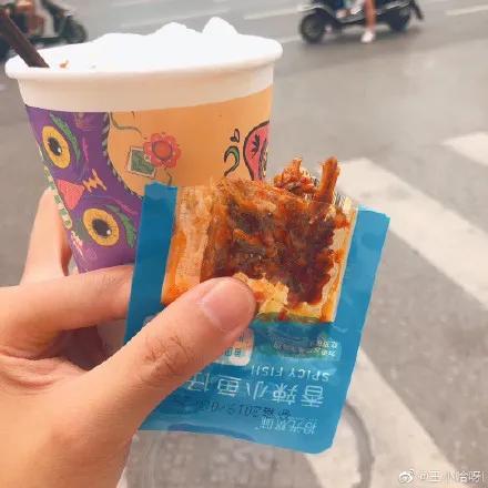 市面上一块钱一包的小辣鱼视频,一块一包的辣鱼能吃吗