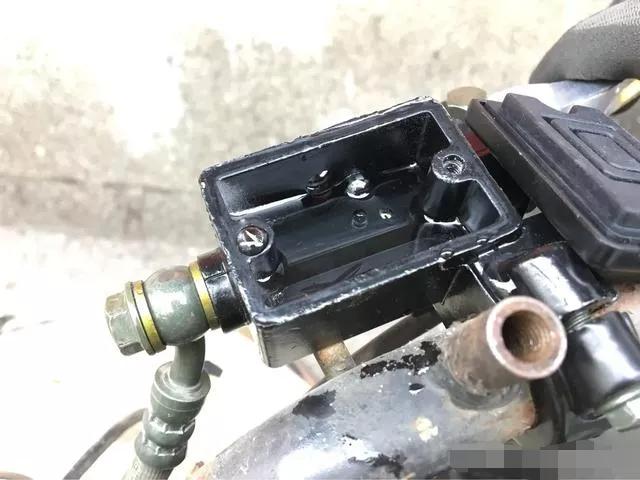 碟刹刹车把很硬还是感觉刹不住车,摩托车碟刹很硬但刹不住怎么回事