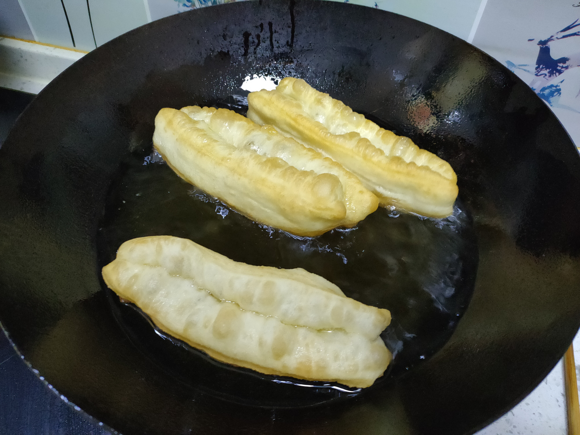 炸油条放酵母粉和脆皮油条粉行吗,炸油条需要放酵母粉吗