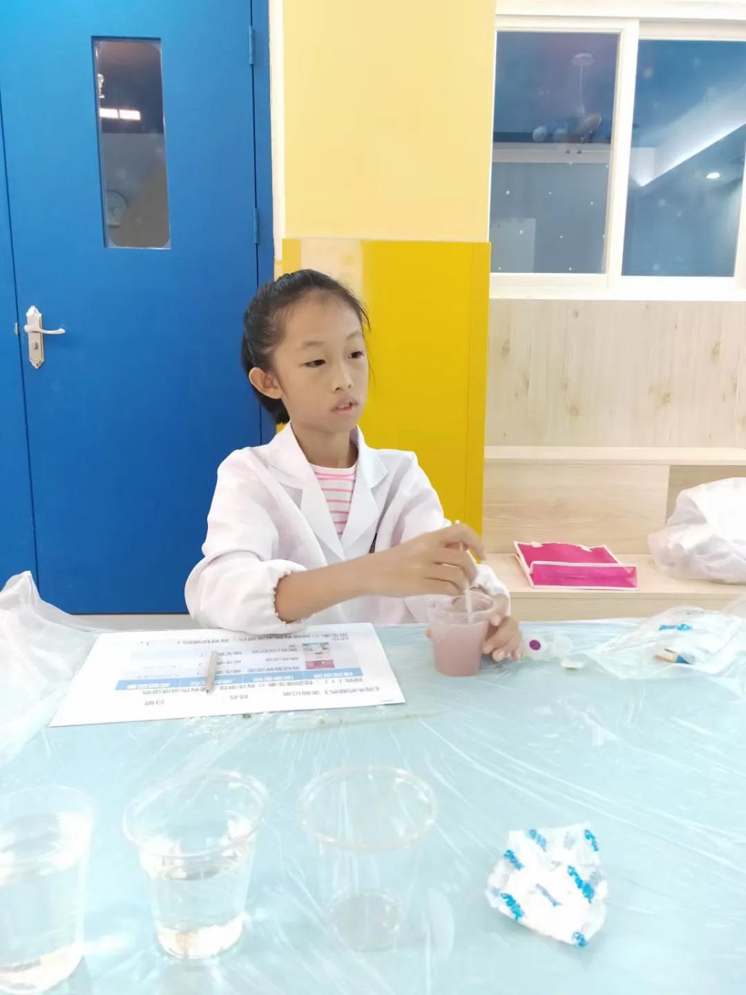 维生素C能使有色溶液还原成透明？这是为什么？