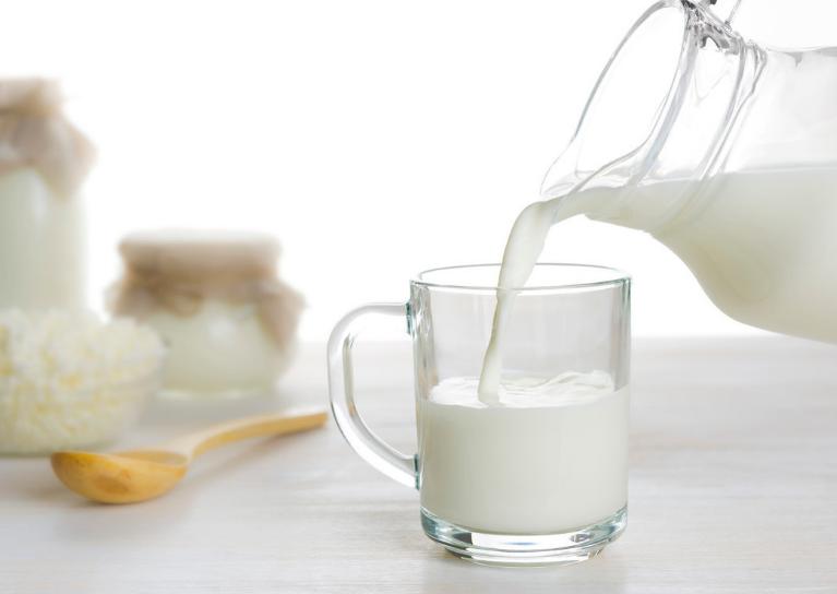 宝宝吃牛奶换母乳的正确方式,小孩多大可以用牛奶代替母乳