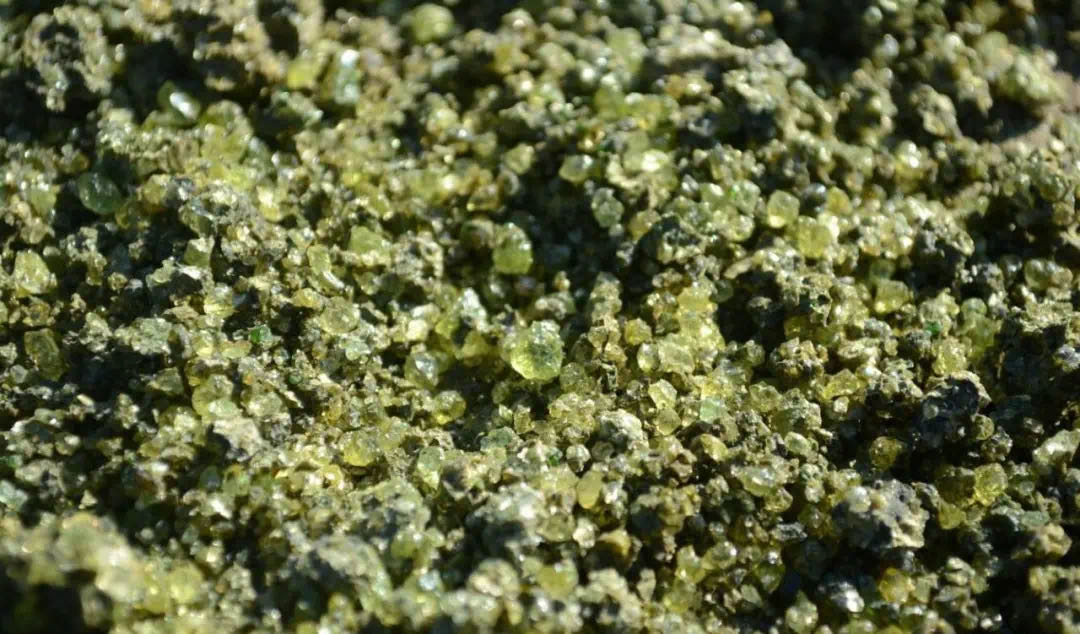 地上捡橄榄石，山上挖“战国红”，走，这个国庆到河北寻宝去