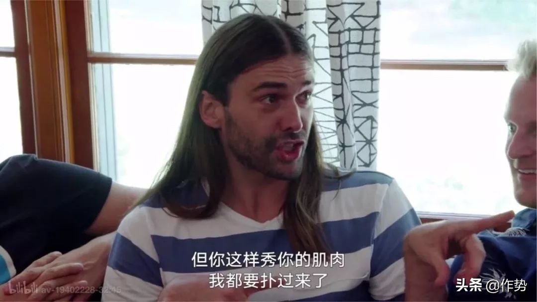 这位大胡子男人，穿起裙子来竟然比女生和还要合适？！