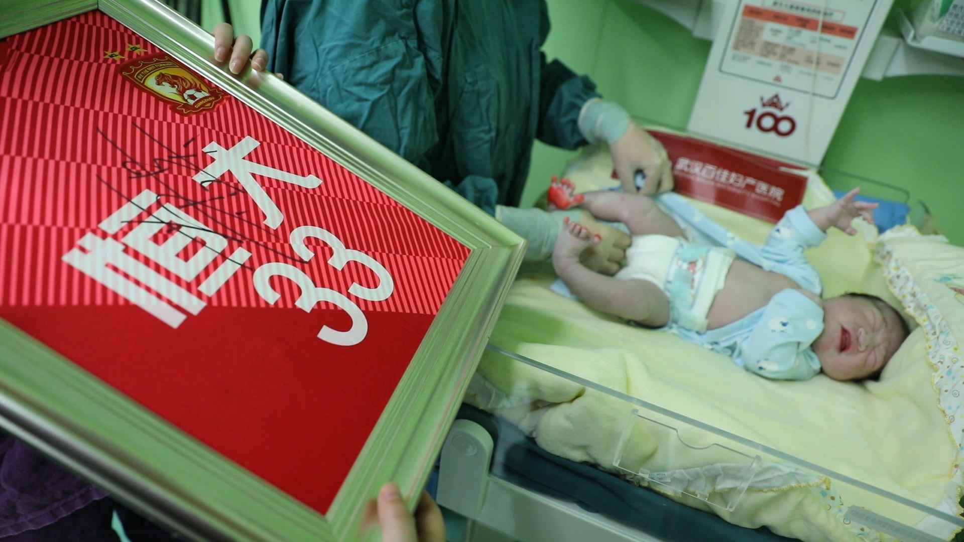 荣昊恒大亚冠夺冠纪念视频,荣昊晒昔日广州队合照美好的回忆