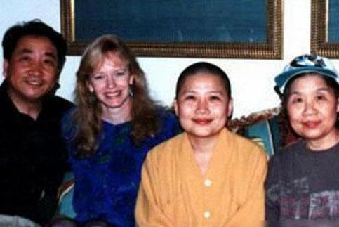 比肩毛阿敏，却因抑郁情伤削发为尼，歌后李娜称这23年每天都充实