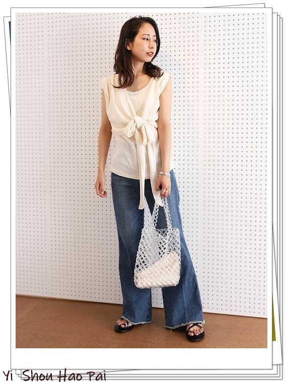 女星喇叭牛仔裤搭配,风衣搭配喇叭牛仔裤