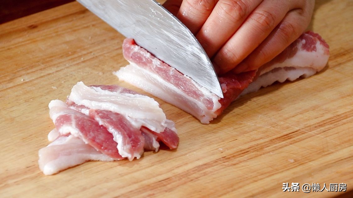 脆皮五花肉蘸料做法,五花肉裹淀粉油炸