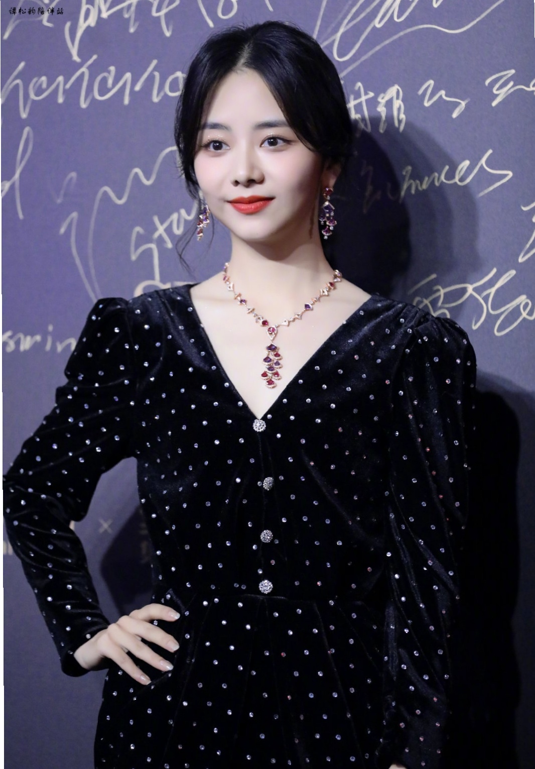 丝绒中长款高级感,今年就穿复古的衣服