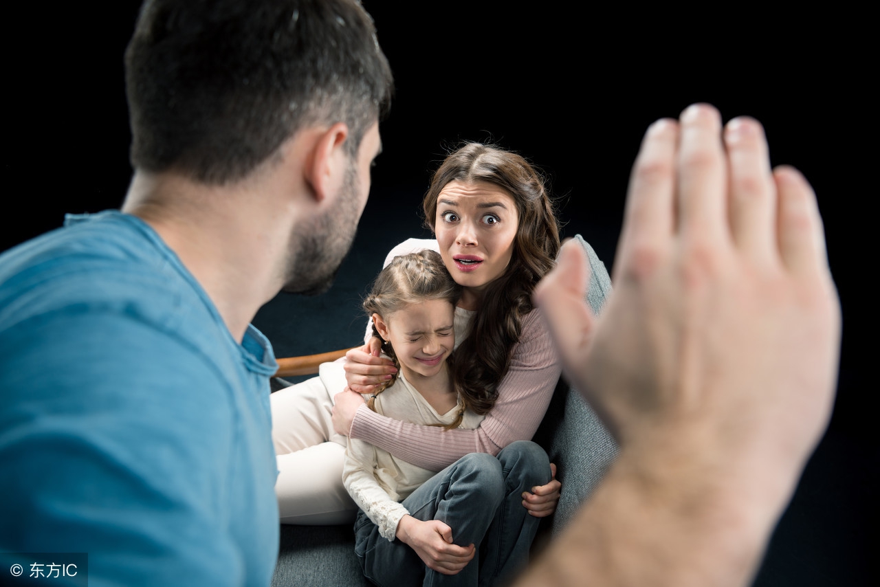 女性家暴不离婚的心理,女的被家暴会有什么心理