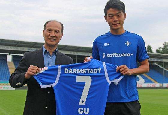 笑了半天！从2张图看中国足球的变迁，后者演绎“无球胜有球”