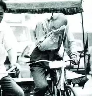 独腿小哥送外卖视频,独腿小哥拄拐坚持送外卖