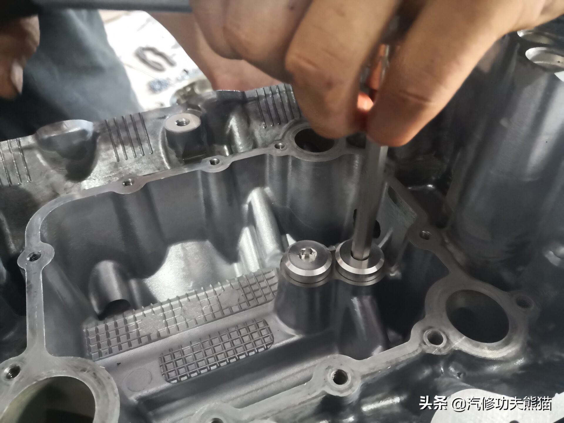 能拉动波音747的大众神车途锐烧机油治理，修完了又可以拉飞机了