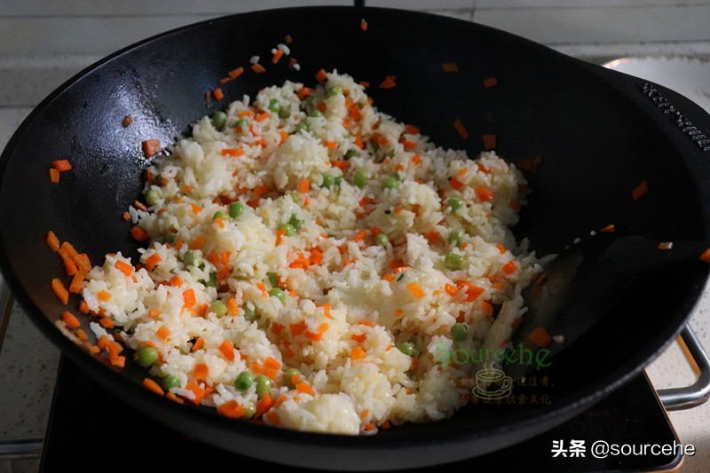 蛋炒饭记住3大黄金法则，米饭在锅中跳舞，粒粒分明，润而不腻