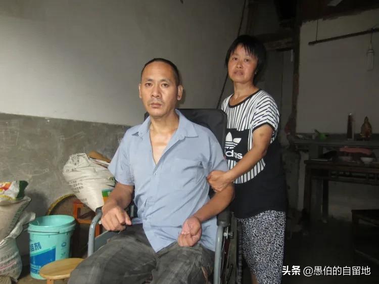 家人照顾脑梗老父亲真实的视频,老爸得了脑梗变得跟孩子样