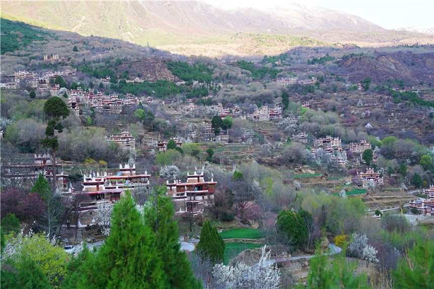 甘孜州有个很漂亮的村寨,甘孜州藏寨