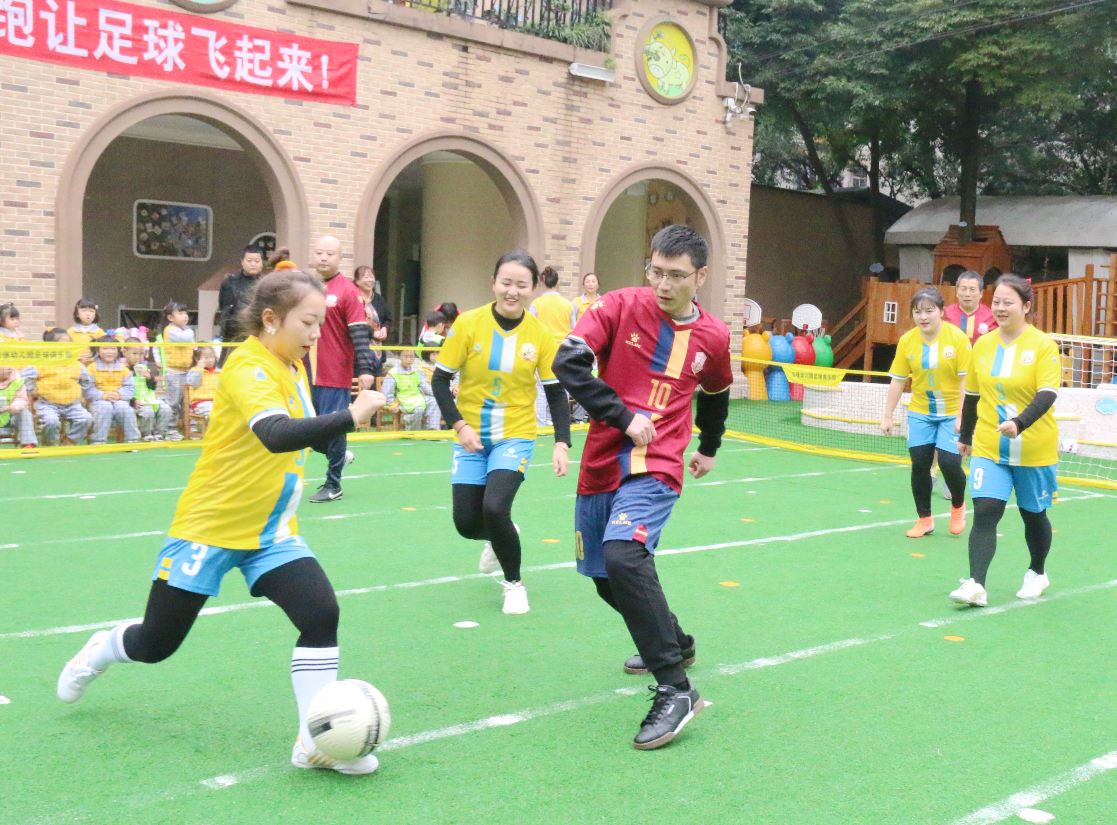 足球要从娃娃抓起的图片,四川眉山彭山业余足球俱乐部