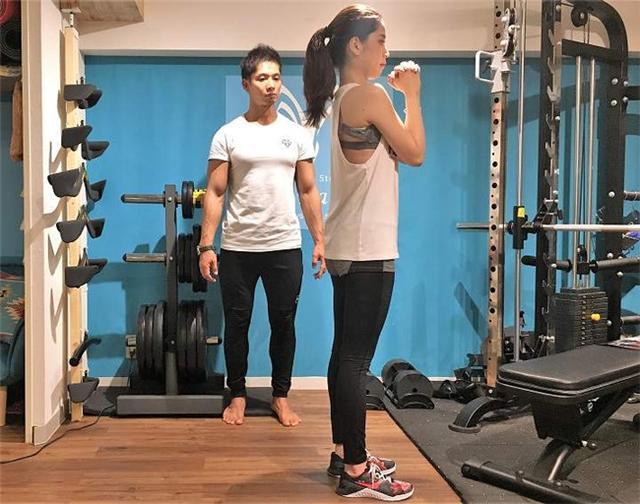 时尚女生追求的美臀操，在家就可以做，简单有效学起来吧！