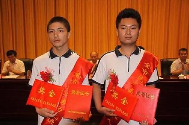 舍命夺刀误高考拒绝保送清华大学,两个夺刀少年错失高考如今怎样了