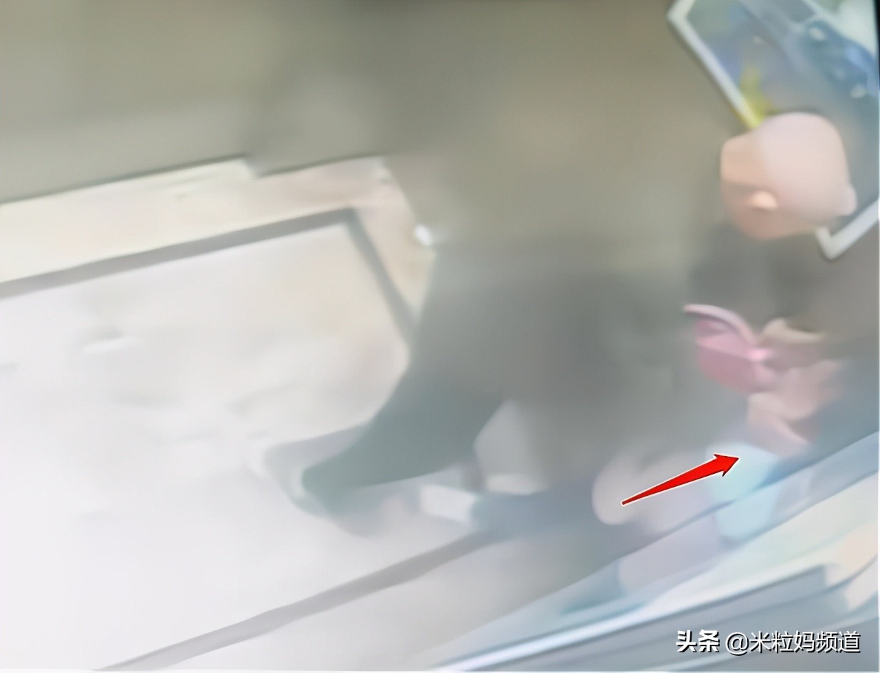 电梯9岁女孩机智自救,女人电梯自救