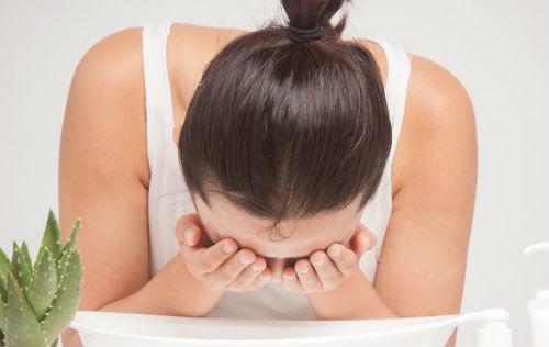 长痘就真的不能化妆了吗,脸上长痘不能化妆吗