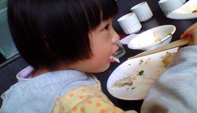 孩子吃鱼被鱼刺卡住正确的做法,孩子吃鱼鱼刺卡喉咙怎么取