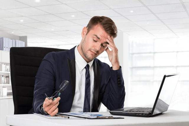 领导暗示你走人要不要主动辞职,业绩不好老板暗示你辞职