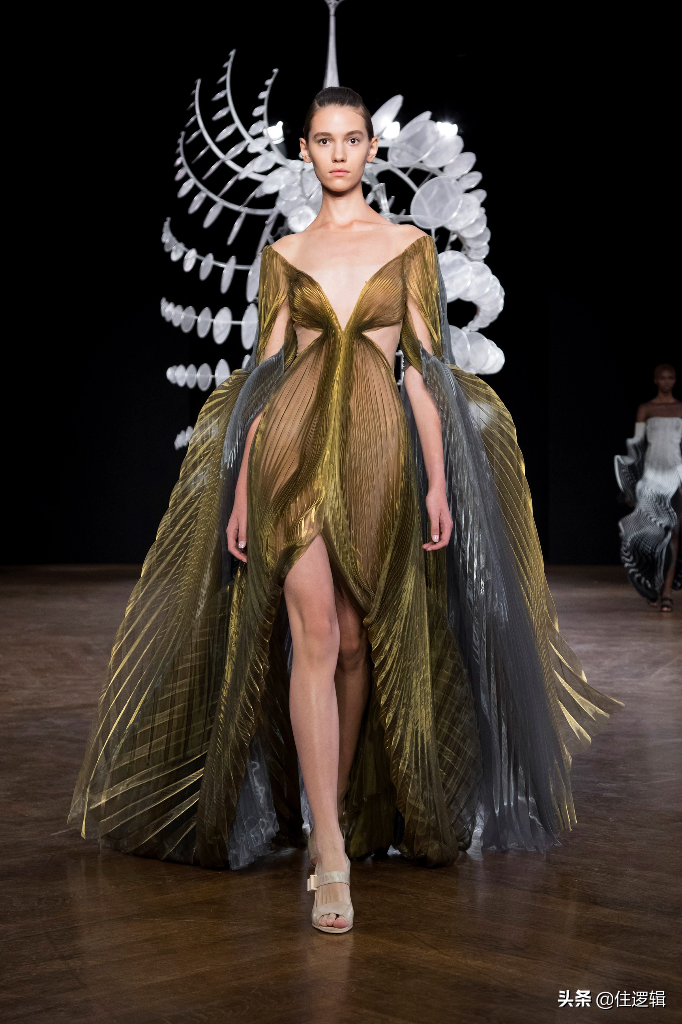 全球设计事件|LV绿了、北京机场方案火了、椅子变身“棺材”...