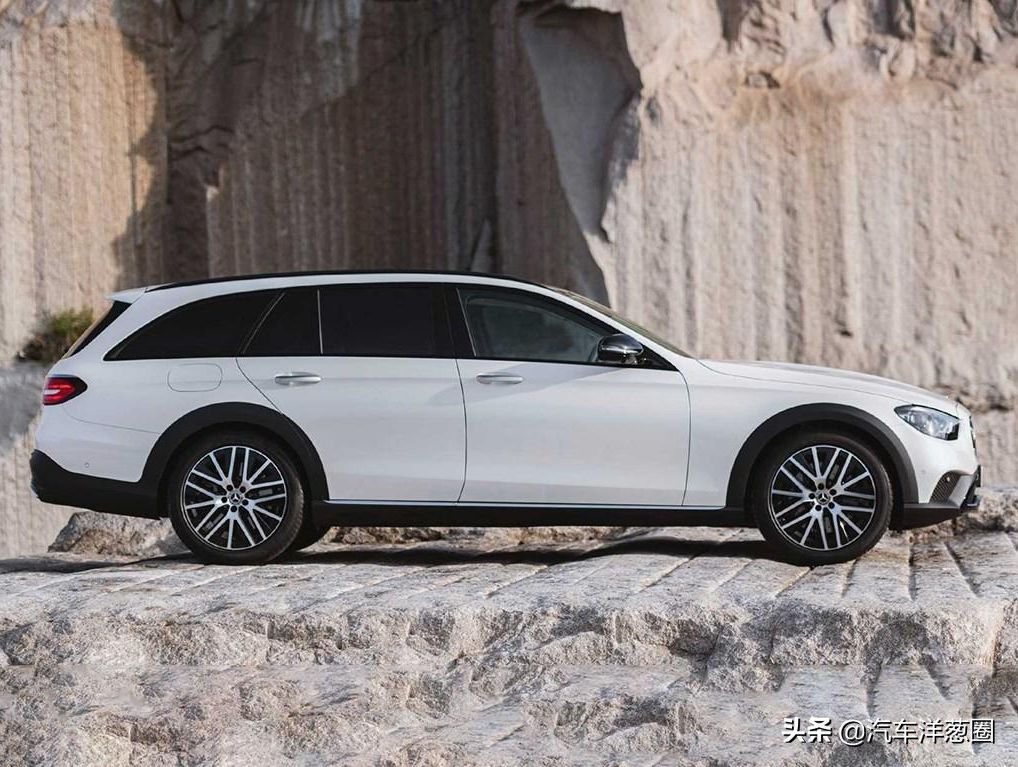 宝马发布全新车标,宝马蓝天白云标改黑白标