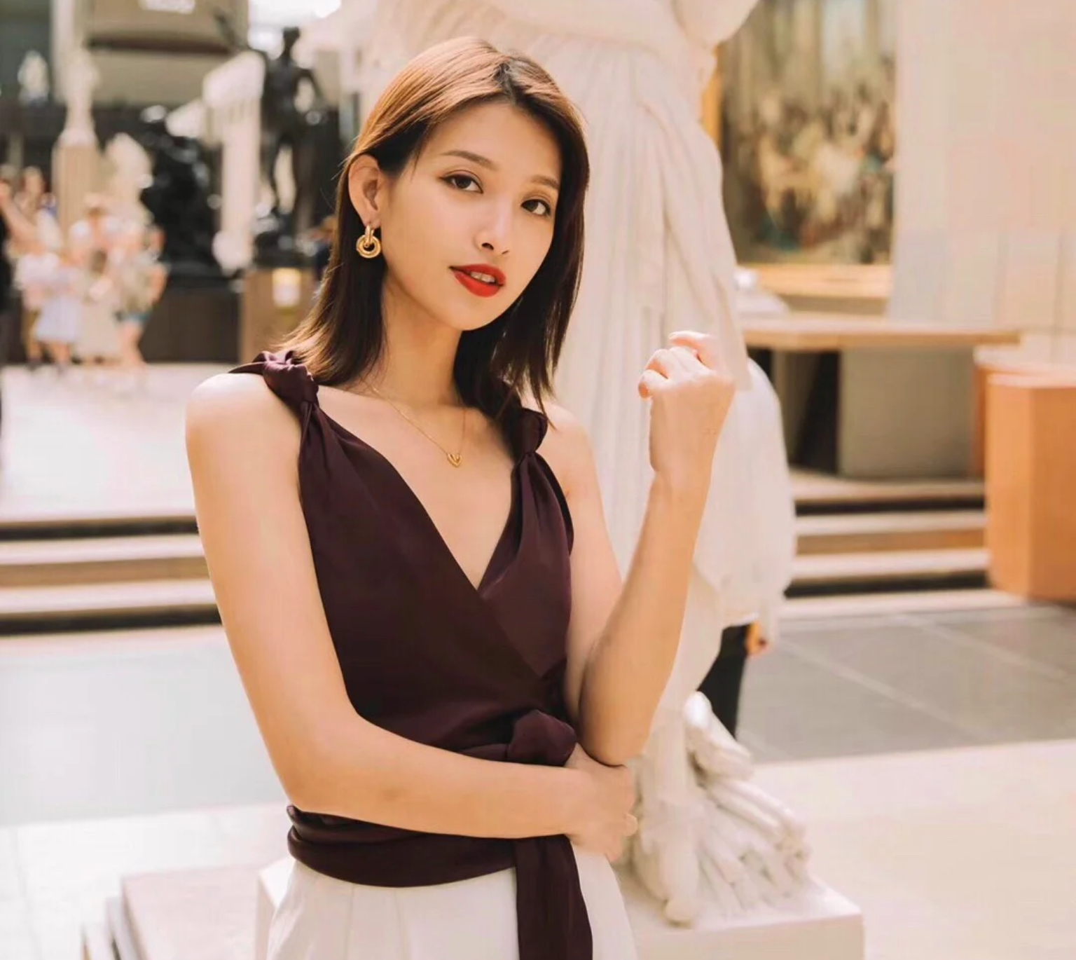 平胸的女孩是怎样的,平胸女人有气质