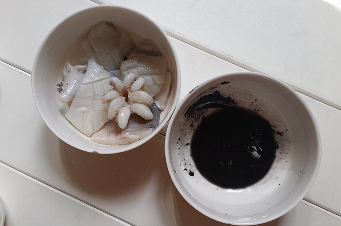 墨鱼里的墨真的是墨汁吗,墨鱼的墨汁是什么成分的