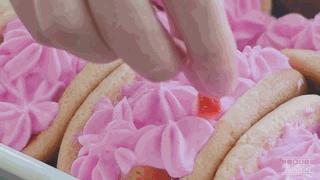 不用去韩国排队,也能吃到火爆的ins的LeBreakLab草莓蛋糕卷