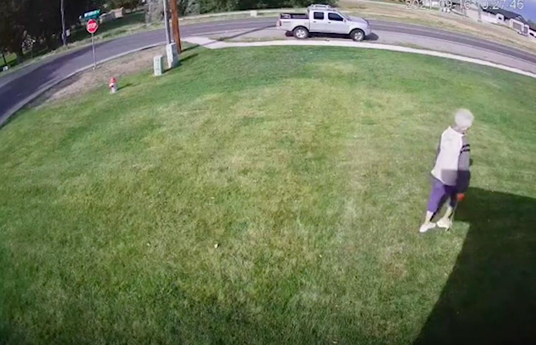 有人踩踏草坪怎么解决,有人在踩踏草坪解决办法