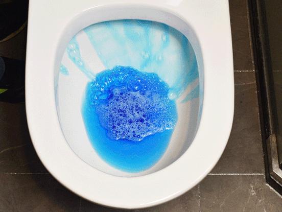 马桶两三天不刷有蓝圈咋回事,马桶三天不刷就有黄渍