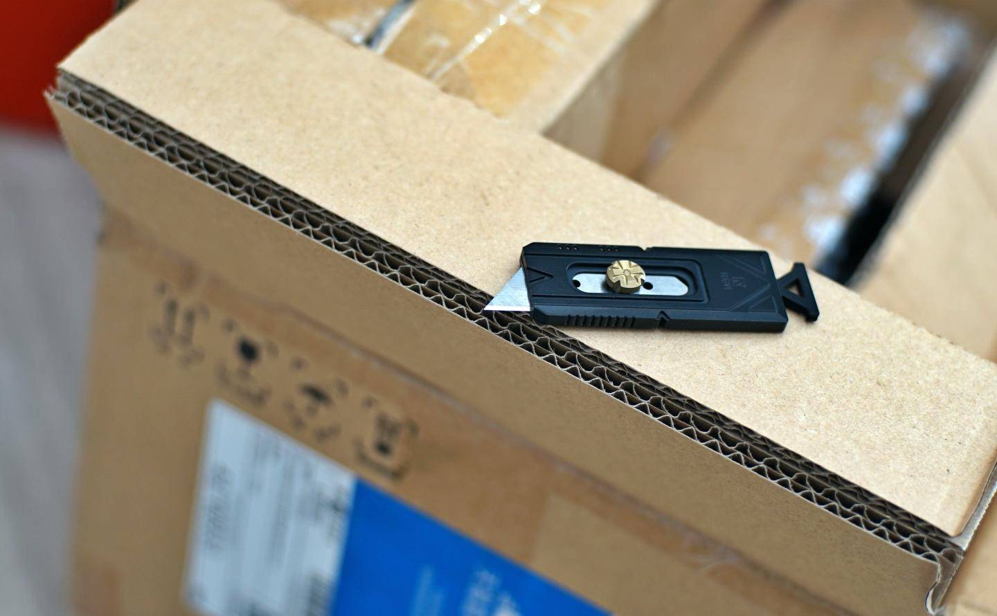 有锋度有颜值：斐戈FEGVE壁纸刀《商》上手体验