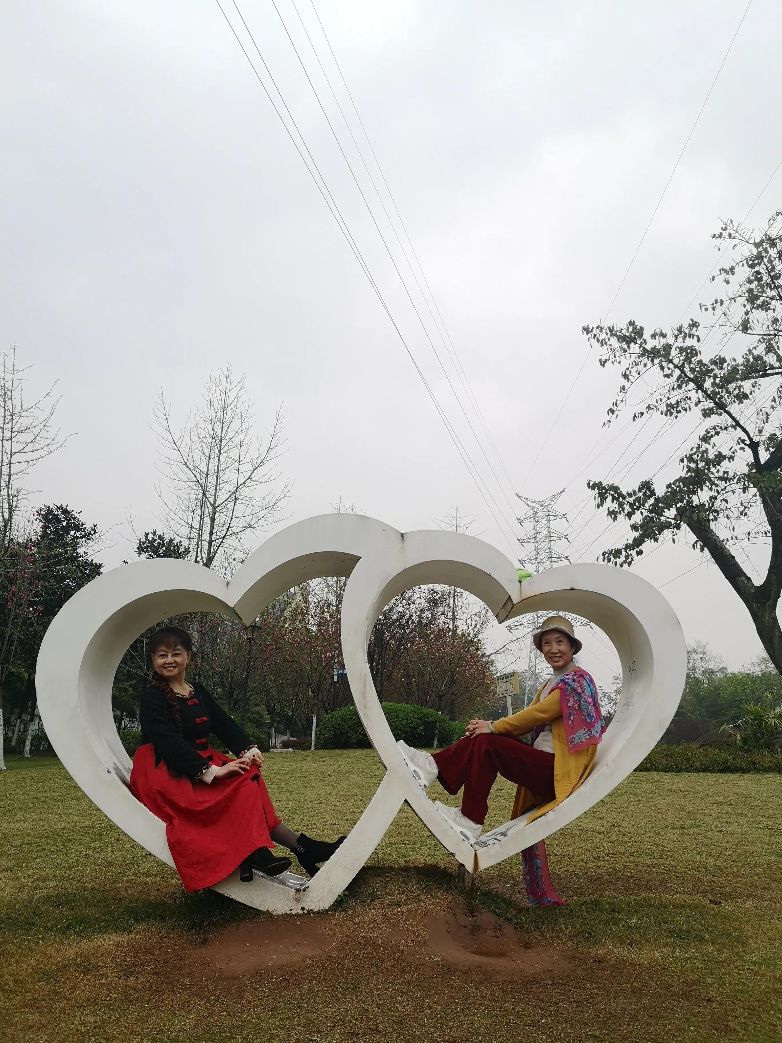 春游和姐妹踏青,春游踏青姐妹拍照