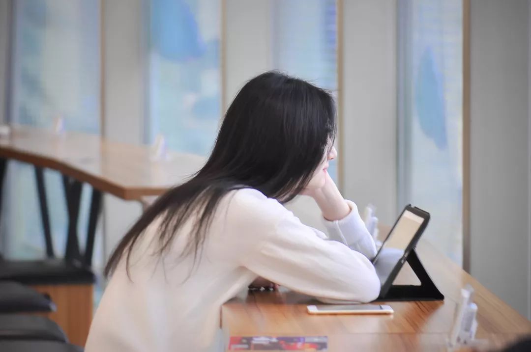 头发干枯发黄毛躁怎样改善,头发干枯暗沉无光泽怎么办