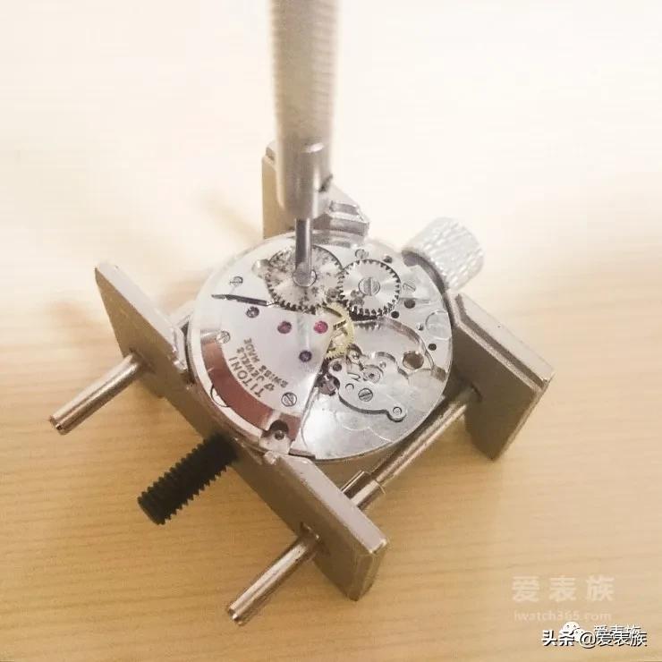 「大保健」男人的机械情怀——保养一支钉摆蓝游丝的手卷梅花