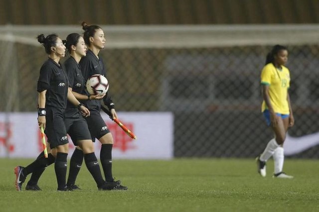 韩国女明星给中国粉丝惊喜,韩国女裁判惊艳全场