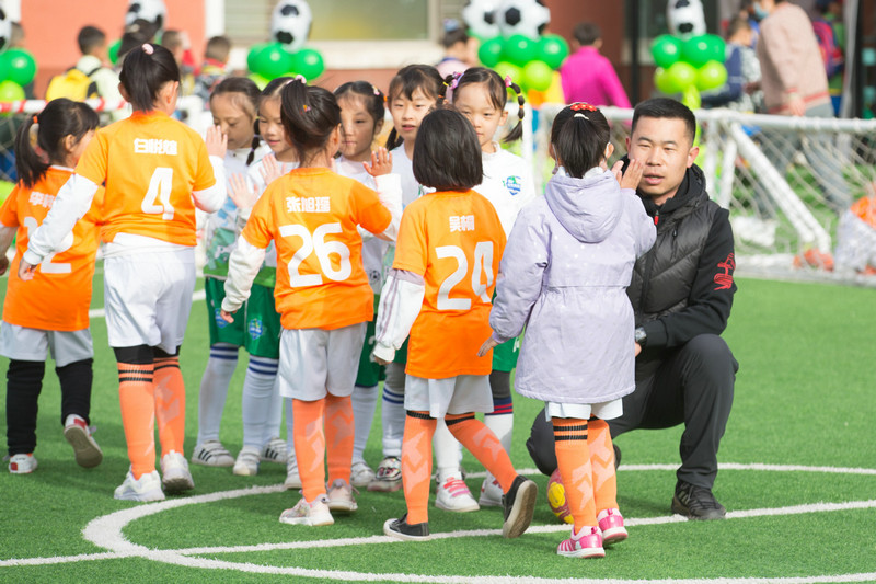 幼儿园青训足球游戏,团队协作足球游戏幼儿园