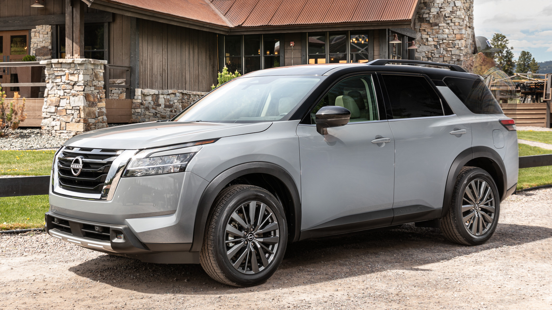 日产途乐vs丰田陆巡越野视频,日产途乐和丰田陆巡哪一款车更大