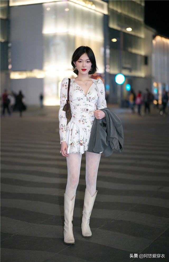 长腿袜秋冬过膝正确穿法,秋冬必备的袜裤穿搭技巧