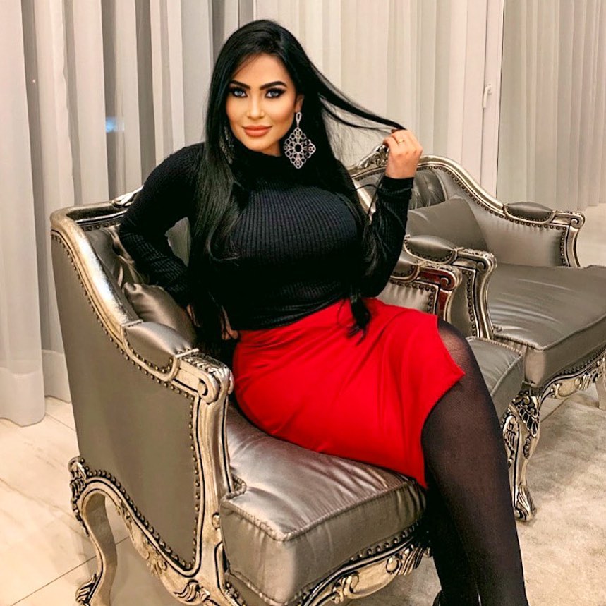 她是巴西的律政新人，热爱健身，丰盈的体型有着极致的曲线之美