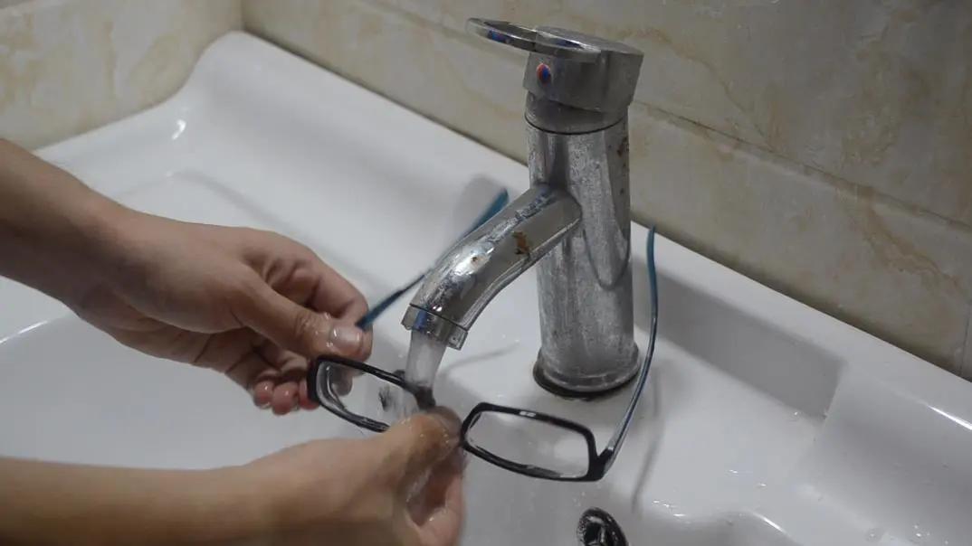 正确清洗眼睛的方法视频,几种正确清洗眼镜的方法